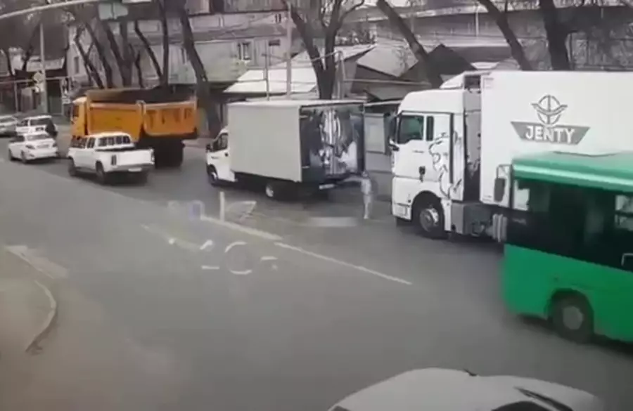 Алматыда 7 жасар қызды жүк көлігі басып кеткен