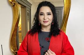 Гүлзира Айдарбекова туған күніне алған сыйлықты көрсетті