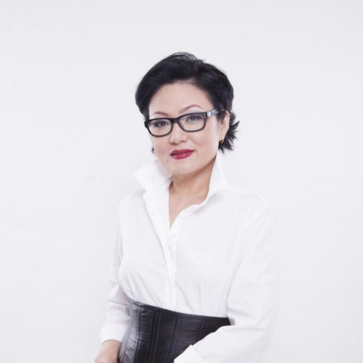 ”Сенің сағатың 27 мың, ал менікі қанша екенін білесің бе? 9 млн! Әкем сыйлады. Вот так!”