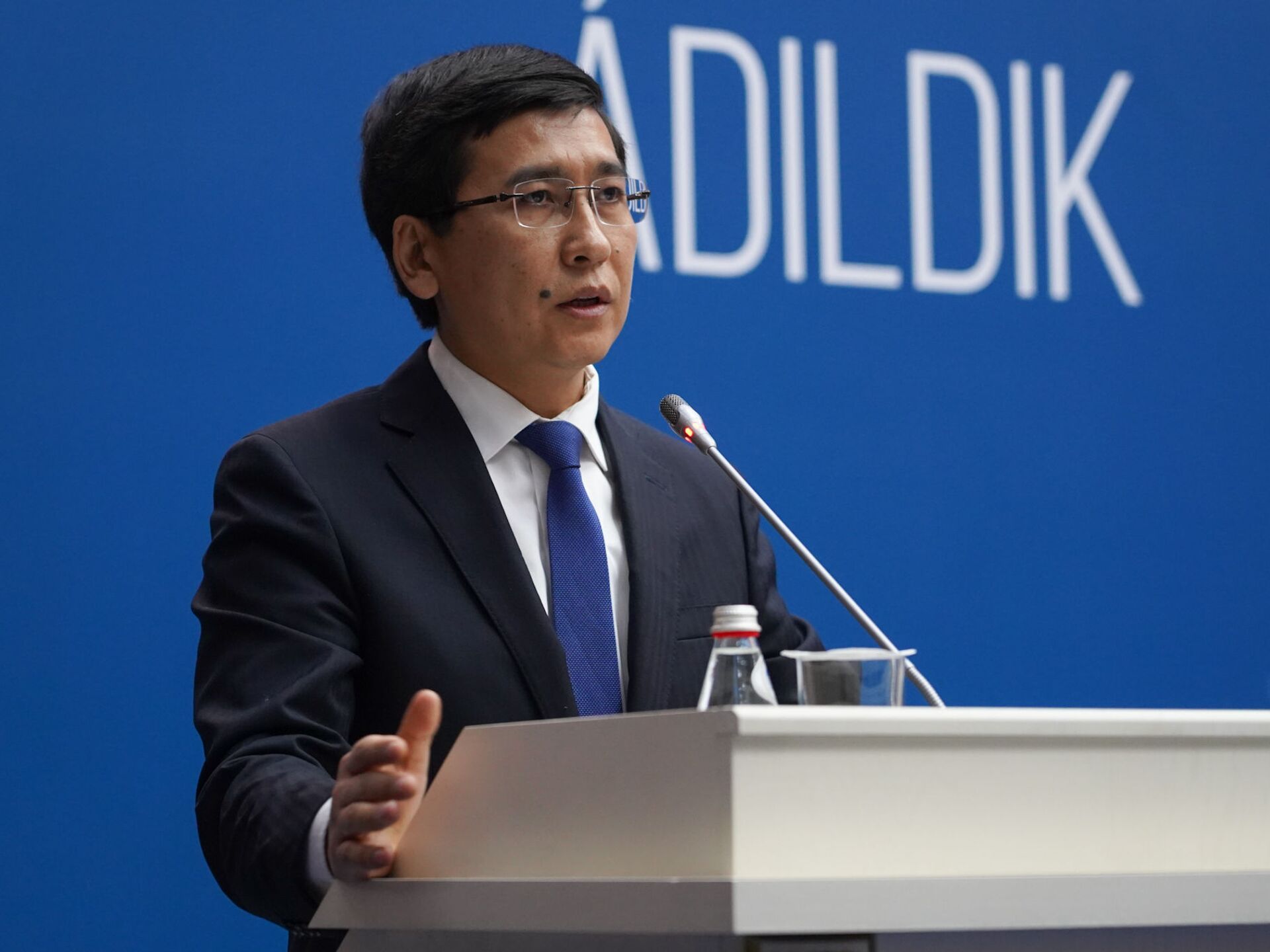 Таңғажайып ыстық сәби Ханна Хилтон вагинальды ену алдында минет жасайды.