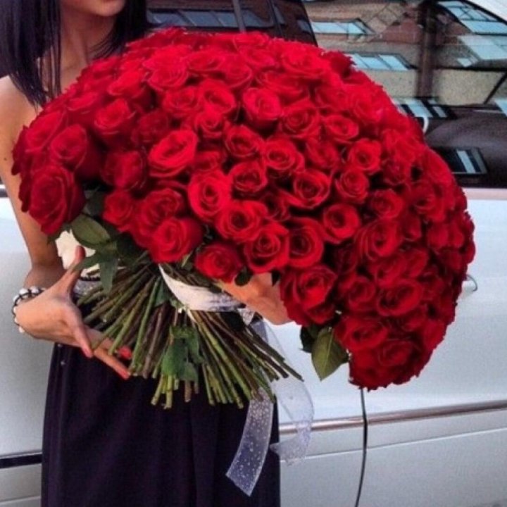 Мектеп басшысы мұғалімдерге 101 раушан сыйлаған (ВИДЕО)