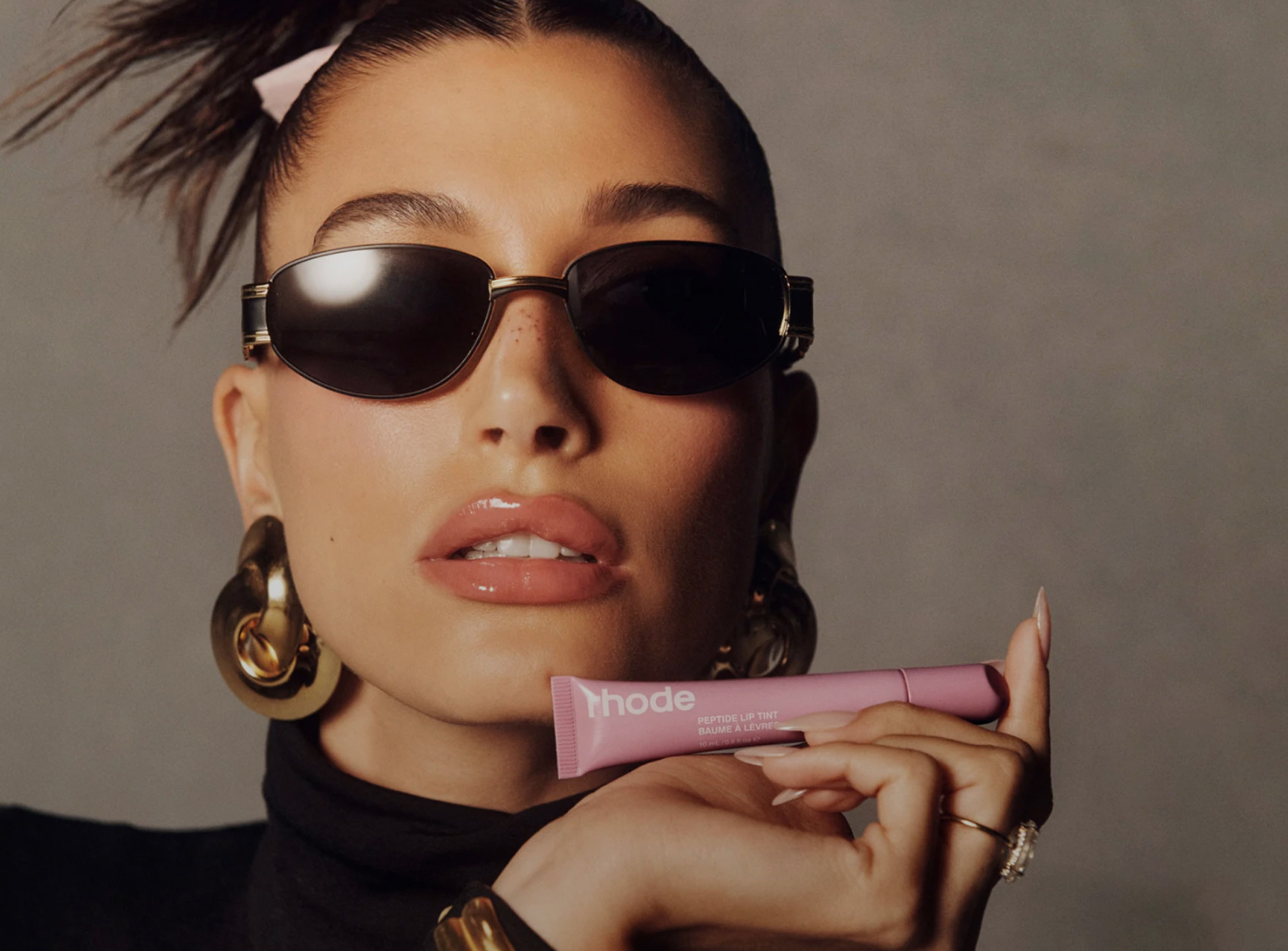 Хейли Бибер өз брендін миллиард долларға сатты