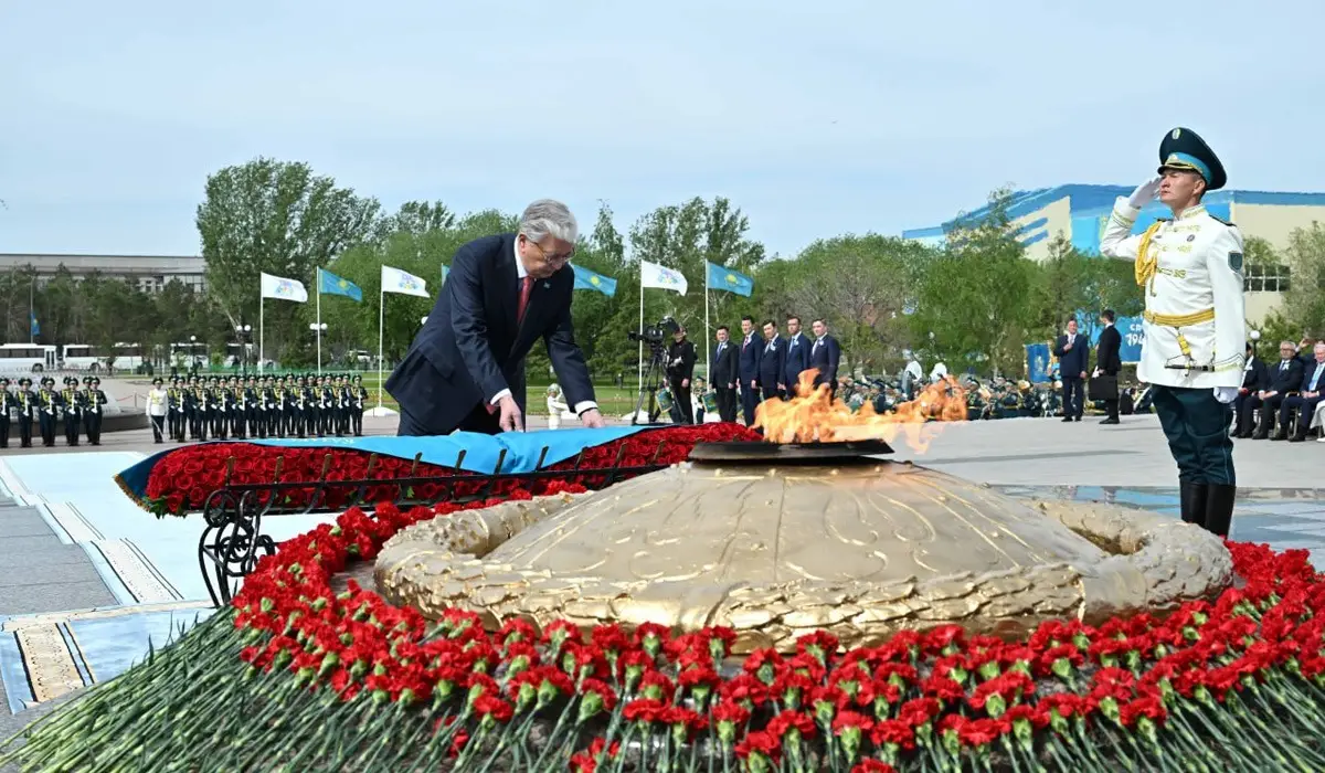 Преидент Тоқаев "Отан ана" монументіне гүл шоқтарын қойды