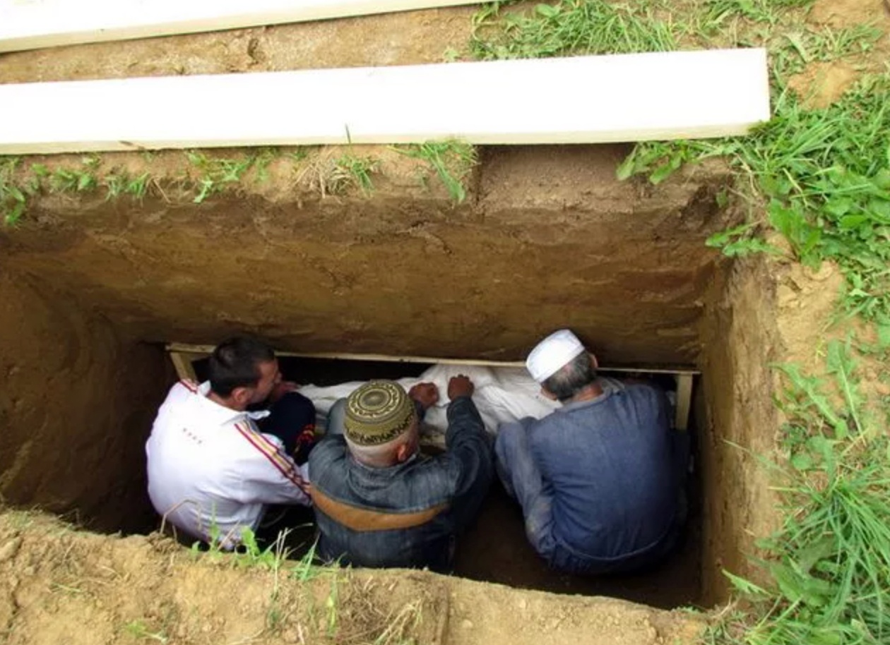 Марқұмды жерлеген соң, қабірде қандай жағдай болады?