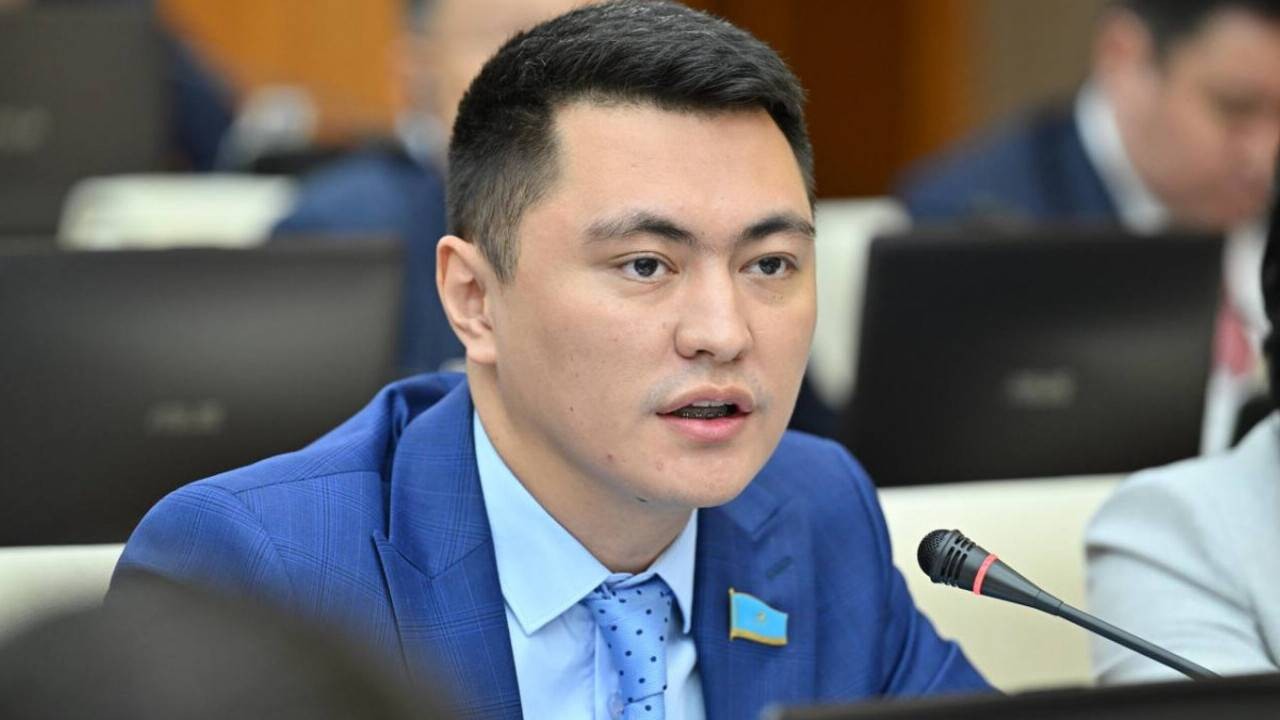 Депутат Дәлет Мұқаев тағы жұрттың сынына қалды