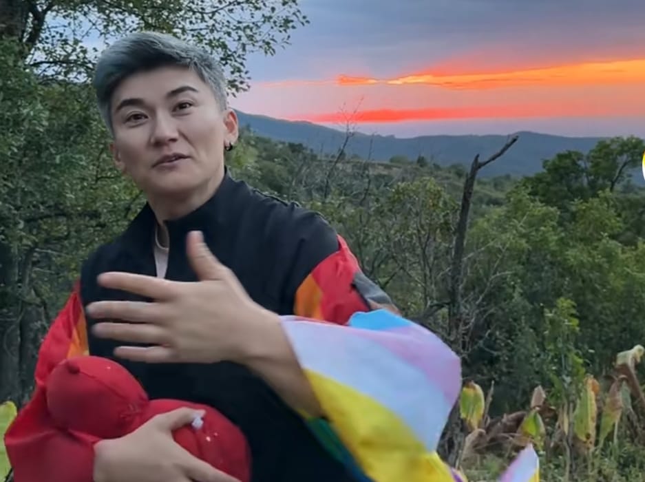 Қазақстандық лесбиан "балалы болдық" деп сүйінші сұрады (ВИДЕО)