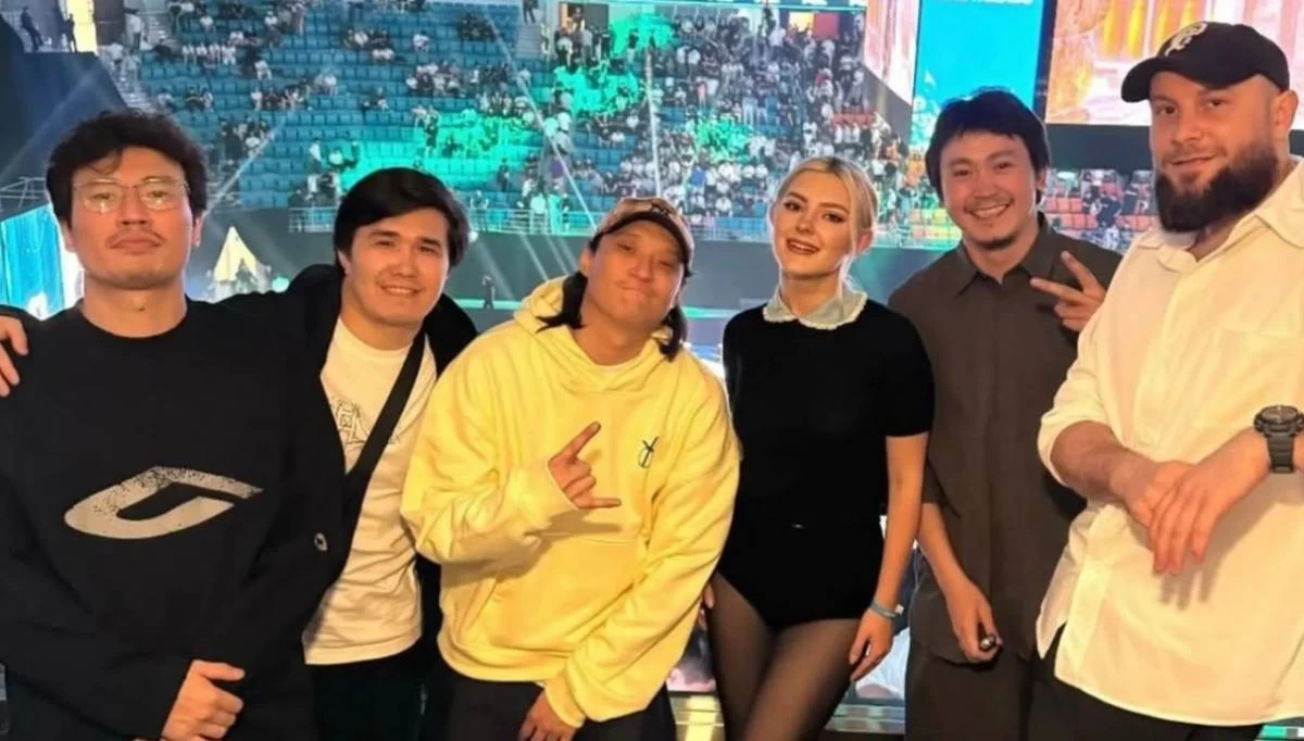 Порноактрисамен суретке түскен "Ирина Кайратовна" тобы сынға ұшырады