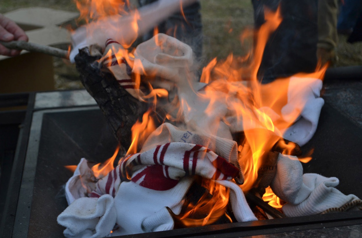 Марқұмның киімдерін бірден өртеп тастау керек пе?