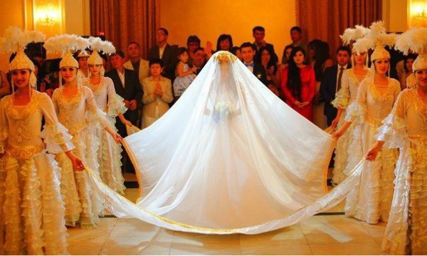 Келіннің иіліп сәлем салуына тыйым салған дұрыс па, әлде келіннің сәлем салуын талап еткен жөн бе?