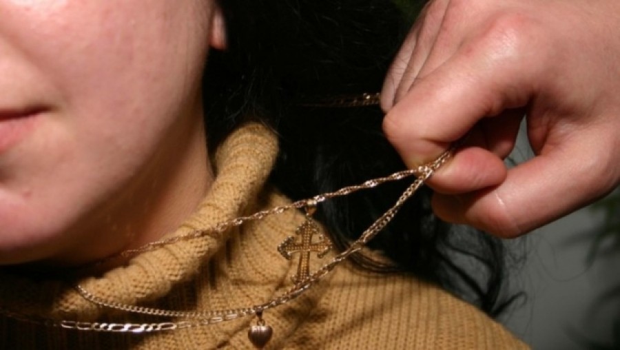 Жол апатында танымал журналисті тонап кеткен