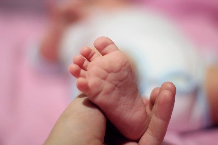 Өз сәбиін қорлаған 18 жасар бойжеткен полицияға ұсталды