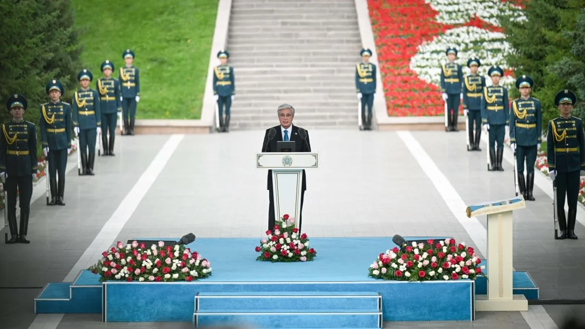 Президент Мемлекеттік ту көтеру рәсіміне қатысты