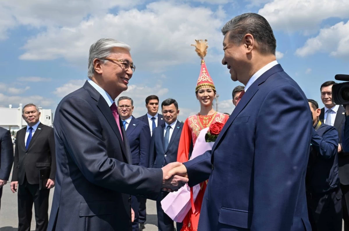 Тоқаев Си Цзиньпинді қарсы алды