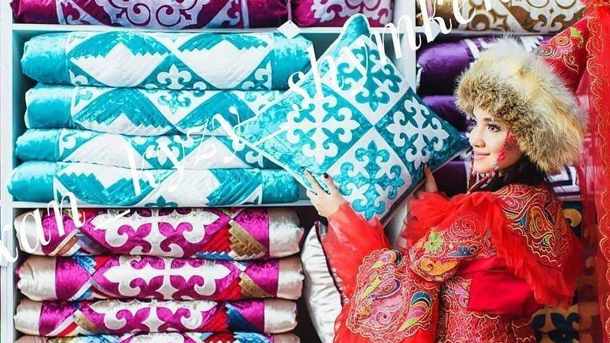 "Қыздың артынан жүк апаруды қою керек": Дұрыс па, бұрыс па?