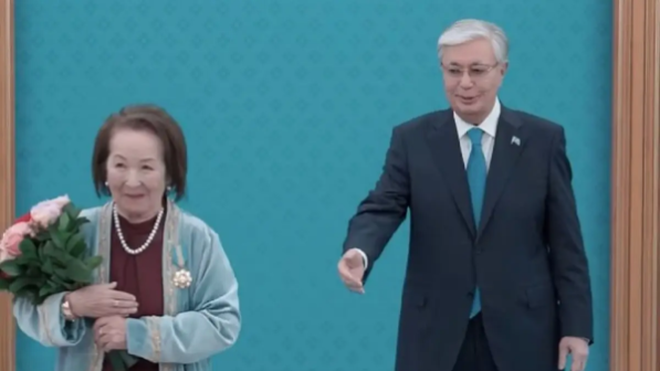 Диктор Сауық Жақанова президентпен суретке түсуді ұмытып кетті