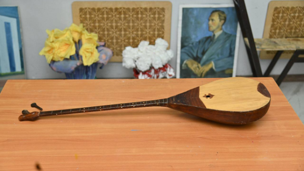 Домбра, сохранившая дух предков: внук мастера восстанавливает инструмент по сохранившейся головке