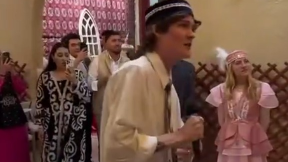 Американцы сыграли казахскую свадьбу в Атырау