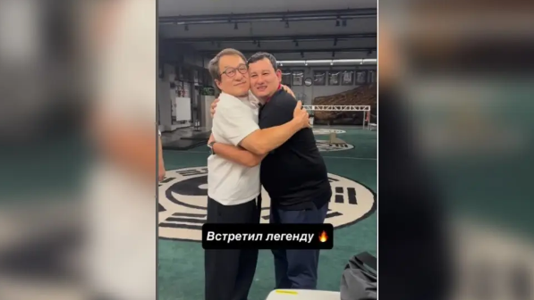 Қазақстандағы танымал актер Джеки Чанмен құшақтасқан видеосын жариялады 