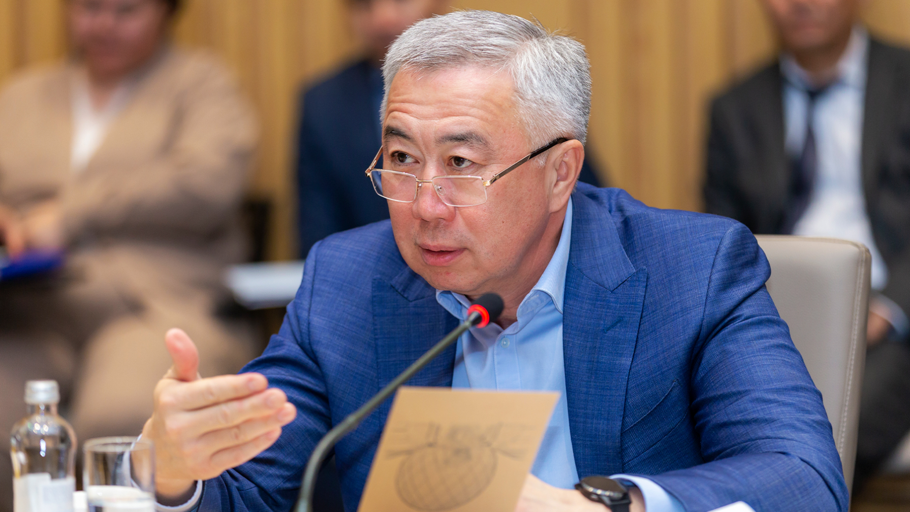 Министр Серік Жұманғарин "Ордаға жындар кіріп кетті" деп сынға қалды