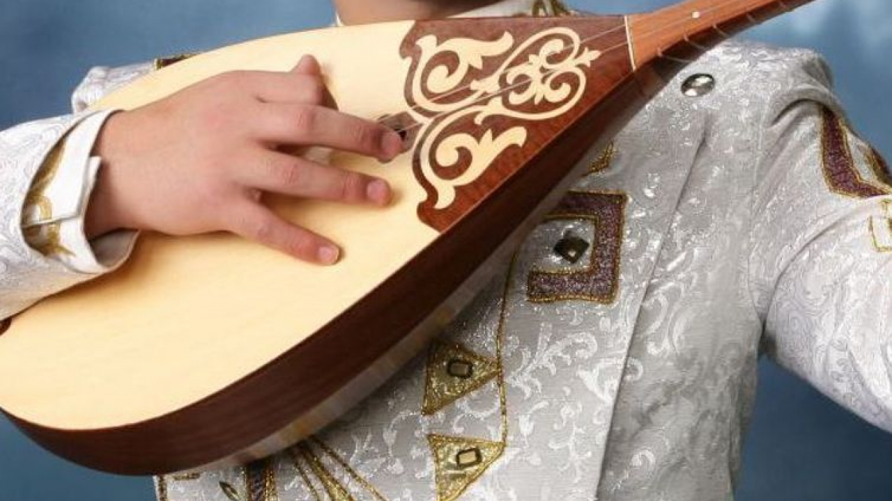 Діннің жемісі: Қазақтың баласы домбыраны паршалап сындырды (ВИДЕО) 