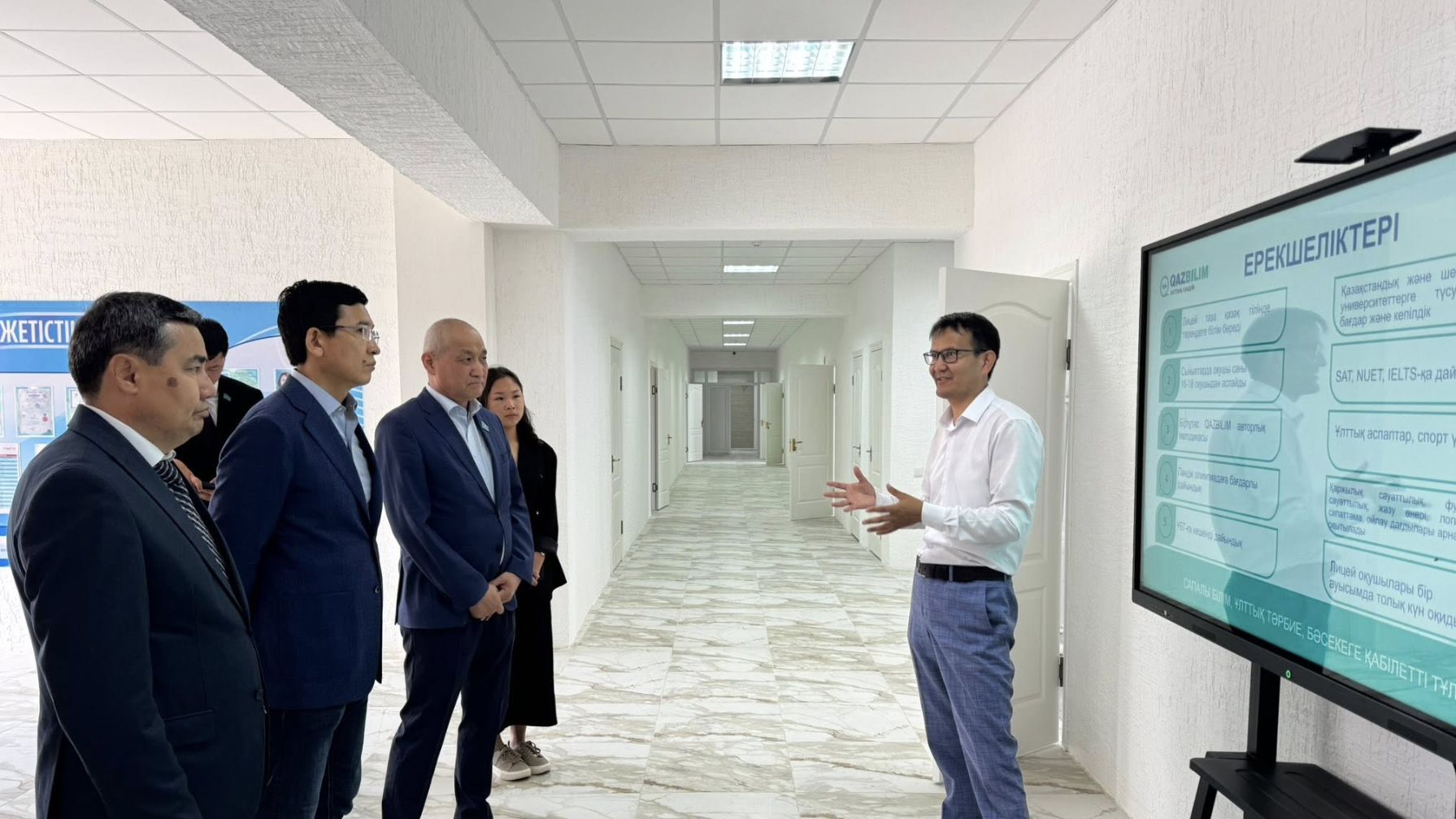 "Сәттілік тіледі": Ақтаудағы QAZBILIM-ге депутаттар арнайы барып, жағдайымен танысып қайтты