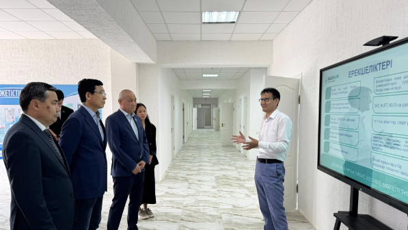 "Сәттілік тіледі": Ақтаудағы QAZBILIM-ге депутаттар арнайы барып, жағдайымен танысып қайтты