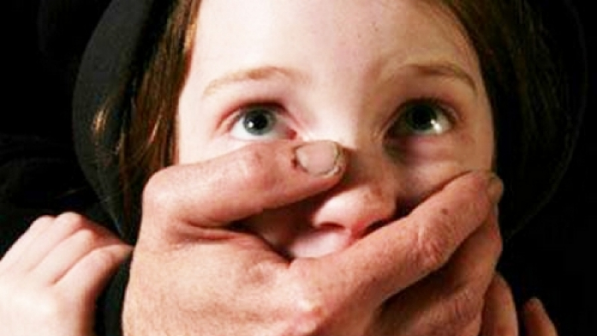 Сынып жетекші өгей қызын зорлаған педофилді ұстауға көмектесті