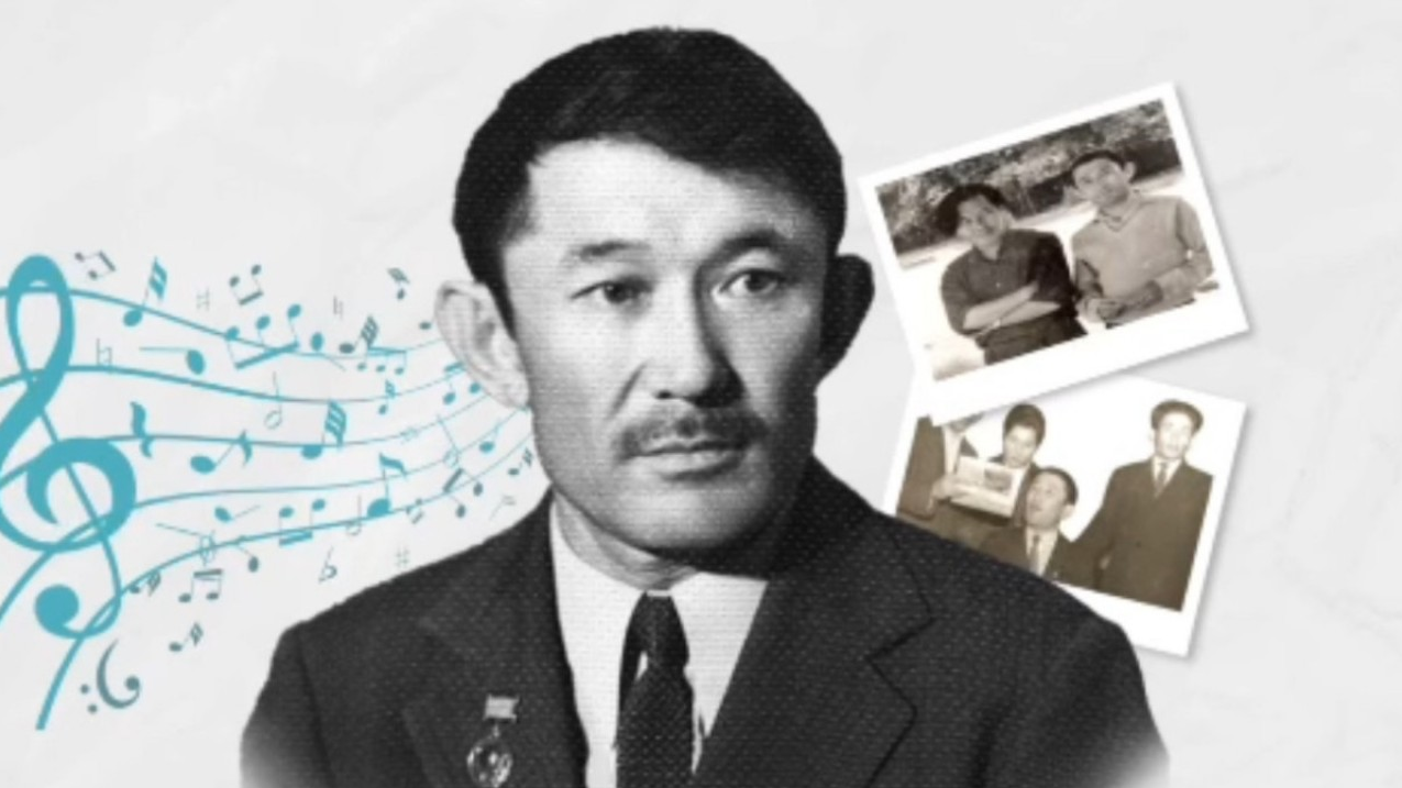 Кеуделерін сипап тұрған әйелдер фотосы