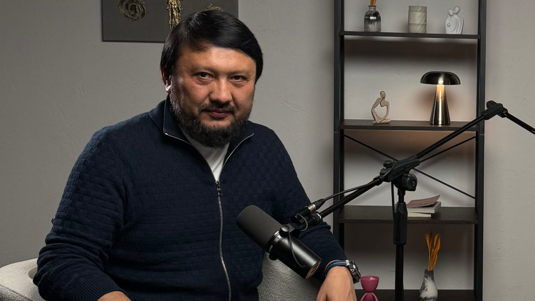 "...түймелерін бырт-бырт үзіп, көйлегінің жағасын екі қолмен ұстап, екі жаққа қақ айырды" деген М.Тазабек естелігімен бөлісті