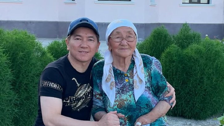Әнші Сәкен анасы туралы сыр шертіп, жағдайын айтып берді