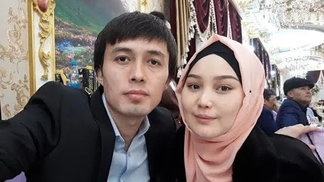 Ер адам азиялық әйелдің кеудесінен сүт сорып жатыр.