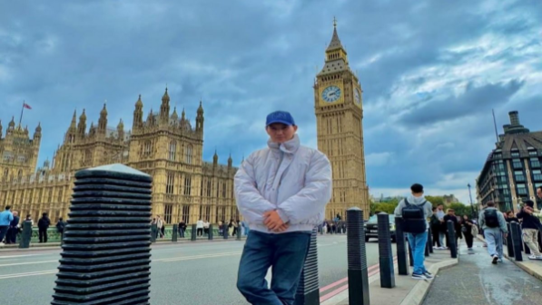 Танымал хит әндердің авторы Нұрзат Рахатов Англияда қара жұмыста жүр