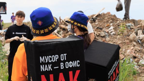 “Өз қоқысыңды өзің тазала!”: Жаңа адамдар құрылыс компаниясына қоқысын қайтарды