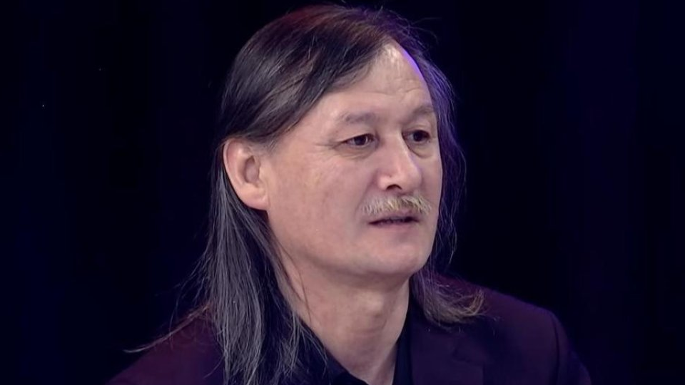 Әуе компаниясы Ұлықпан Жолдасовтың қымбат гитарасын сындырып алды