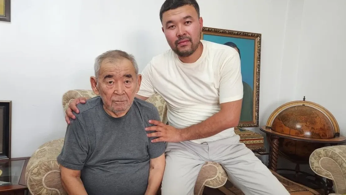 Ақын Шалқарбай Ізбасаров Жүрсін Ерманның батасын алды 