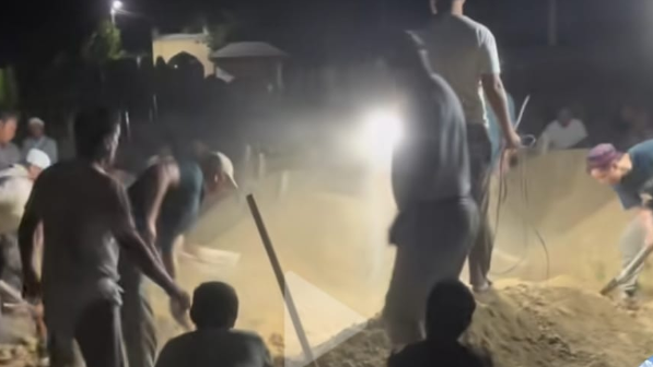 Түнде қабір қазғандар: Қазақта марқұмды түнде жерлеу ғұрпы бар ма? (ВИДЕО)