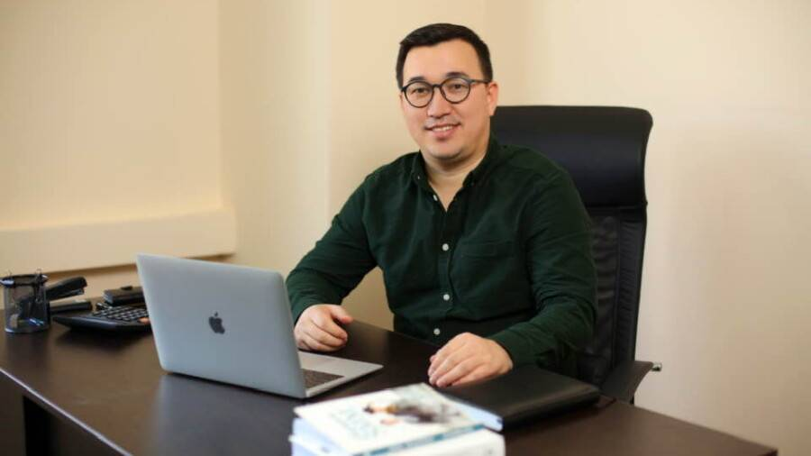 Нұрлан Жанай: "Еркегіңіз қанша жерден жаман болсын, ақша таппай үйде жатсын, ол лудоман, алқаш болсын – ол сізге пайдалы"