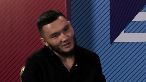 "Әкемді ұрғаным үшін кешірім сұрай алмадым" деген спортшы көз жасына ерік берді