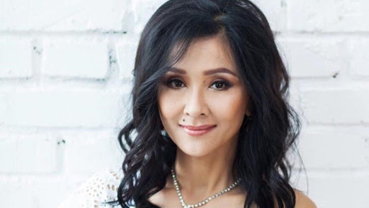 Сахнада ән айтып тұрған Меруерт Түсіпбаева ұятқа қалды