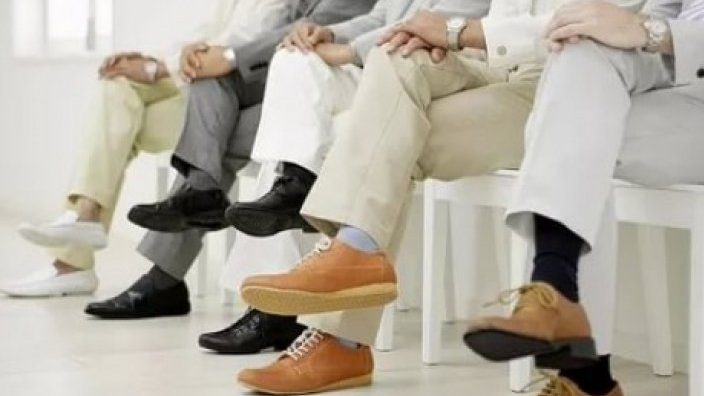 Дәрігерлер аяқты айқастырып отырудың зиянын айтып дабыл қағуда