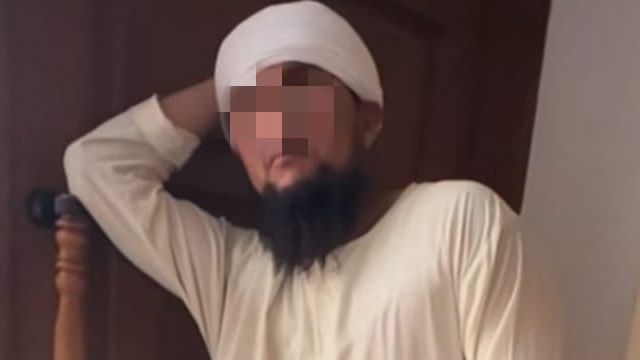 Мешіттегі масқара тірлік: Діндар еркек намазхан қызға "асылып" ұят тірлік жасады