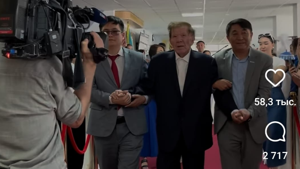 "Қартайған Мұхтар Шахановты қатты қинапты" деген жұрт ақынның видеосына реніш білдірді