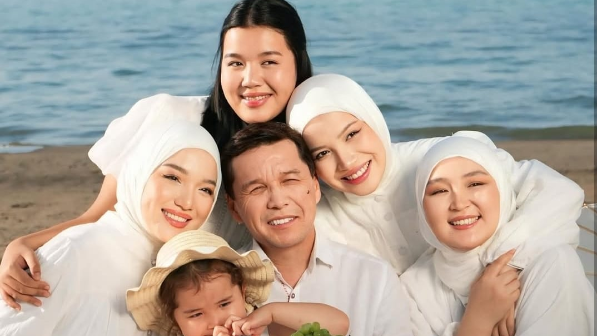 Абай Бегейдің отбасылық суреттері сұмдық сынға ұшырады