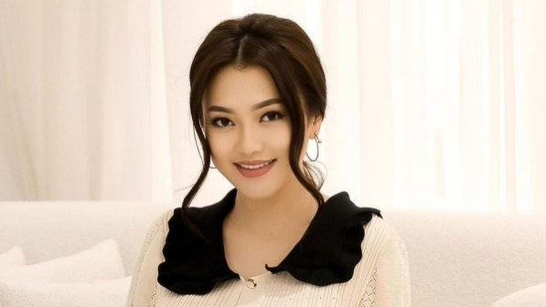 Ерке Есмахан бағалы сыйлықтарын көрсетіп тағы да мақтанып қалды