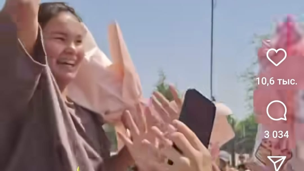 "Арайға табынған жастар" оның қолын бір рет ұстау үшін жанталасты