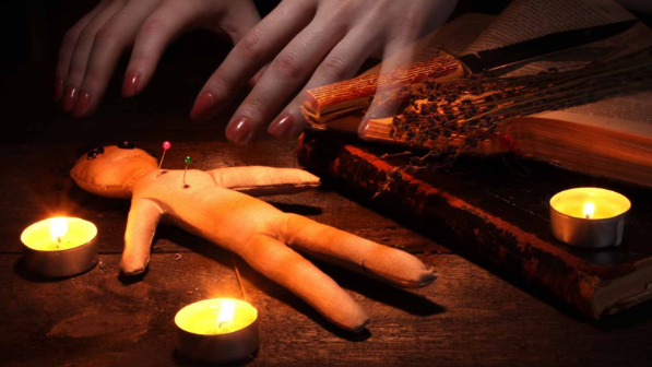 Шымкенттегі дуакештер: Директор мұғалімді, қылмыскер сотты бағындыру үшін дуа жасалады екен