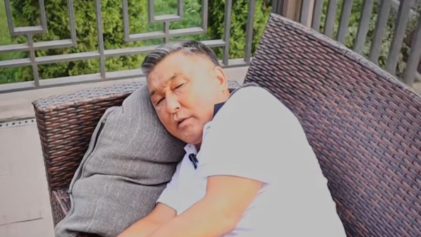 "Ақша үшін барлық еркектің жұмыртқасын жарудың керегі не?" деген журналист танымал адамның әрекетін сынады