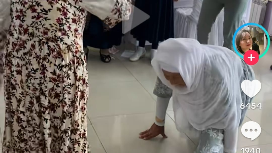 "Сальто жасаған" апалардың әрекеті жастардың жүзін қызартты