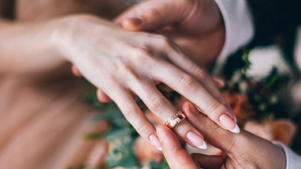 Күйеуі бір күннен соң қайтыс болды: Миллиардтаған мұраға ие болды