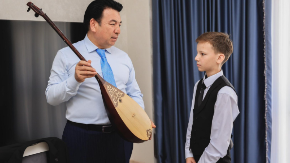 Министр жүрек қылын шерткен кездесу туралы жазба жариялады